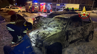 Pollenza - Incendio di auto in largo Verga, in azione i vigili del fuoco